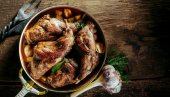 КАКО СЕ СПРЕМА ЗЕЧЕТИНА: Зец или кунић из пећнице под фолијом (РЕЦЕПТ) КАКО СЕ СПРЕМА ЗЕЧЕТИНА: Зец или кунић из пећнице под фолијом (РЕЦЕПТ)
