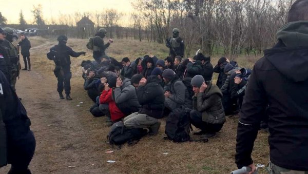 УХАПШЕНА 182 МИГРАНТА: У акцији полиције у Новом Кнежевцу пронађене пушке, муниција и наркотици (ФОТО) УХАПШЕНА 182 МИГРАНТА: У акцији полиције у Новом Кнежевцу пронађене пушке, муниција и наркотици (ФОТО)