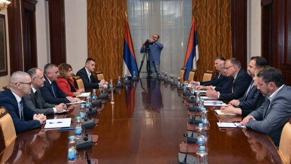 ТРАЖЕ МИНИМАЛАЦ ОД 1.000 МАРАКА: Савез синдиката Српске одбацује предлог послодаваца о најнижој плати у овој години ТРАЖЕ МИНИМАЛАЦ ОД 1.000 МАРАКА: Савез синдиката Српске одбацује предлог послодаваца о најнижој плати у овој години