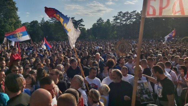 ТРОБОЈКА ЋЕ СЕ ВИЈОРИТИ!: Дукљани повели општу хајку против представника српског народа, из ДФ одговарају ТРОБОЈКА ЋЕ СЕ ВИЈОРИТИ!: Дукљани повели општу хајку против представника српског народа, из ДФ одговарају