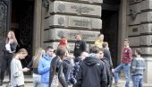 ВУЧИЋ НАЈАВИО ЛЕПЕ ВЕСТИ ЗА СТУДЕНТЕ: Добиће студентске картице за попусте ВУЧИЋ НАЈАВИО ЛЕПЕ ВЕСТИ ЗА СТУДЕНТЕ: Добиће студентске картице за попусте