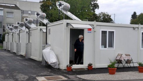 IZ BARAKE  U PUST HOTEL: Postradali u zemljotresu na Baniji preseljeni iz kontejnerskog naselja, ali ne u bolje uslove