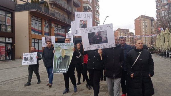 СКУП ПОДРШКЕ УХАПШЕНОМ СЛАЂАНУ ТРАЈКОВИЋУ Ћерка Јелена: Он лежи у логору, а не затвору (ФОТО/ВИДЕО) СКУП ПОДРШКЕ УХАПШЕНОМ СЛАЂАНУ ТРАЈКОВИЋУ Ћерка Јелена: Он лежи у логору, а не затвору (ФОТО/ВИДЕО)