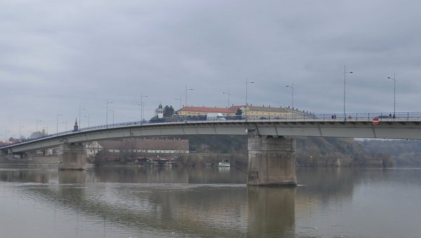 СКОЧИЛА СА ВАРАДИНСКОГ МОСТА У ДУНАВ: Самоубиство у Новом Саду, реанимација била безуспешна СКОЧИЛА СА ВАРАДИНСКОГ МОСТА У ДУНАВ: Самоубиство у Новом Саду, реанимација била безуспешна