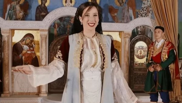 СВЕ СЕ ОРИ: Овако Даница Црногорчевић иде по бадњак (ВИДЕО) СВЕ СЕ ОРИ: Овако Даница Црногорчевић иде по бадњак (ВИДЕО)