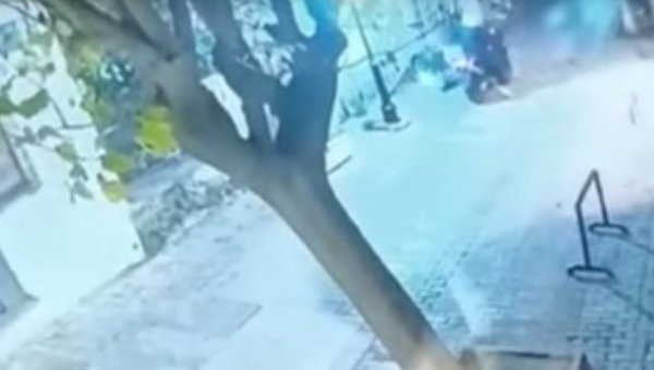 СУКОБ ХУЛИГАНА ИЛИ ТЕРОРИЗАМ? Снажна експлозија уништила пола улице у Атини, навијачи негирају да су умешани (ФОТО/ВИДЕО) СУКОБ ХУЛИГАНА ИЛИ ТЕРОРИЗАМ? Снажна експлозија уништила пола улице у Атини, навијачи негирају да су умешани (ФОТО/ВИДЕО)