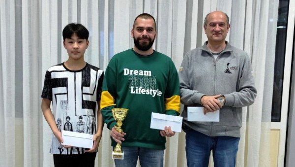ЦВЕТАНОВИЋУ ПОБЕДНИЧКИ ПЕХАР: У Параћину одржан први једнодневни шаховски турнир ЦВЕТАНОВИЋУ ПОБЕДНИЧКИ ПЕХАР: У Параћину одржан први једнодневни шаховски турнир