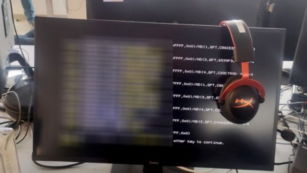 ДЕТАЉИ ХАПШЕЊА 14 ОСОБА ЗБОГ ПРЕВАРА СА КРИПТОВАЛУТАМА: Одузети им станови, аутомобили и 43.000 евра ДЕТАЉИ ХАПШЕЊА 14 ОСОБА ЗБОГ ПРЕВАРА СА КРИПТОВАЛУТАМА: Одузети им станови, аутомобили и 43.000 евра