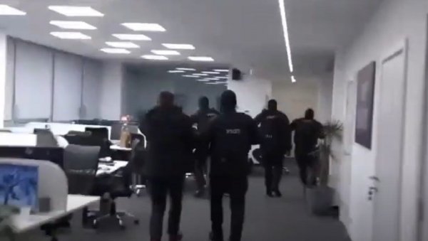 ПОГЛЕДАЈТЕ: МУП објавио снимак хапшења осумњичених за превару са криптовалутама (ВИДЕО) ПОГЛЕДАЈТЕ: МУП објавио снимак хапшења осумњичених за превару са криптовалутама (ВИДЕО)