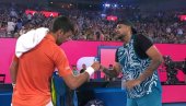HIT SCENA U MELBURNU! Novak izgubio prvi set od Nika Kirjosa, pa mu prišao i tražio piće! HIT SCENA U MELBURNU! Novak izgubio prvi set od Nika Kirjosa, pa mu prišao i tražio piće!