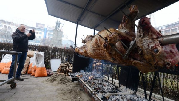 ЗА ОКРЕПЉЕЊЕ - ВО НА РАЖЊУ: Краљевчани још од јутра ухватили залет за дочек Српске нове године ЗА ОКРЕПЉЕЊЕ - ВО НА РАЖЊУ: Краљевчани још од јутра ухватили залет за дочек Српске нове године