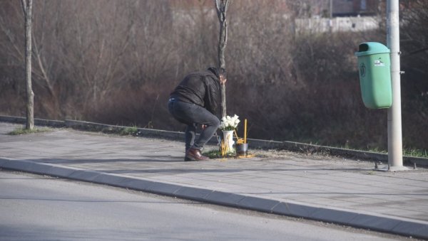 ОБРЕНОВАЦ ТУГУЈЕ ЗА МАЛИШАНОМ: Комшије пале свеће за Максима који је подлегао повредама после тешке несреће (ФОТО) ОБРЕНОВАЦ ТУГУЈЕ ЗА МАЛИШАНОМ: Комшије пале свеће за Максима који је подлегао повредама после тешке несреће (ФОТО)