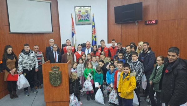 АКЦИЈА ЦРВЕНОГ КРСТА: Пакетићи за децу из самохраних социјално угрожених породица АКЦИЈА ЦРВЕНОГ КРСТА: Пакетићи за децу из самохраних социјално угрожених породица