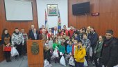АКЦИЈА ЦРВЕНОГ КРСТА: Пакетићи за децу из самохраних социјално угрожених породица АКЦИЈА ЦРВЕНОГ КРСТА: Пакетићи за децу из самохраних социјално угрожених породица