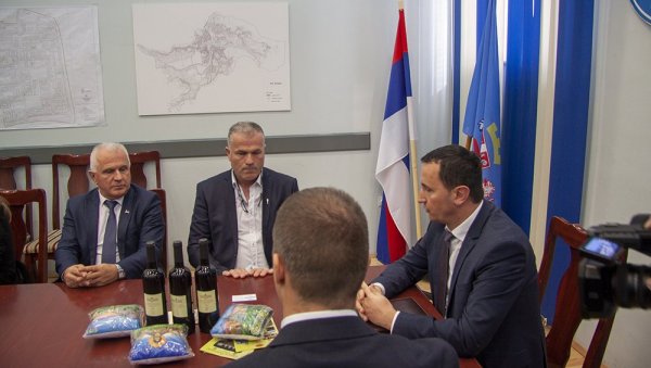 БРАТСКА ПОМОЋ МНОГО ЗНАЧИ: Винари из Херцеговине помажу колеги Срђану Петровићу из Велике Хоче са КиМ БРАТСКА ПОМОЋ МНОГО ЗНАЧИ: Винари из Херцеговине помажу колеги Срђану Петровићу из Велике Хоче са КиМ