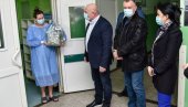 ПОКЛОНИ ПОРОДИЉАМА И МАЛИШАНИМА У ЛОЗНИЧКОЈ БОЛНИЦИ: Поводом српске Нове године градоначелник Петровић посетио дечије одељење и породилиште