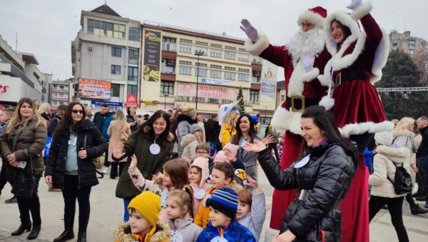 ВЕСЕЛИ ДОЧЕК НОВЕ ГОДИНЕ ЗА НАЈМЛАЂЕ: У Лесковцу одржана поподневна новогодишња забава (ФОТО) ВЕСЕЛИ ДОЧЕК НОВЕ ГОДИНЕ ЗА НАЈМЛАЂЕ: У Лесковцу одржана поподневна новогодишња забава (ФОТО)