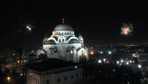 ВАТРОМЕТ НАД ХРАМОМ СВЕТОГ САВЕ: Литургијом и молебаном дочекана српска Нова година (ФОТО)