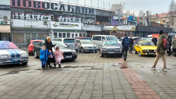 СМОТРА УЗ ШОФЕРСКУ ЗАКУСКУ: У Новом Саду Савез возача Војводине обележио свој дан изложбом аутомобила и других возила испред Спенса СМОТРА УЗ ШОФЕРСКУ ЗАКУСКУ: У Новом Саду Савез возача Војводине обележио свој дан изложбом аутомобила и других возила испред Спенса