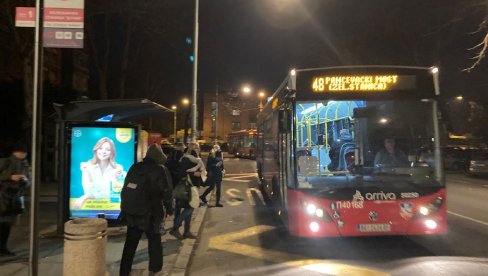 POMETNJA U GRADSKOM PREVOZU: Vozač stranac promašio putanju, putnici ga navodili na engleskom (VIDEO)