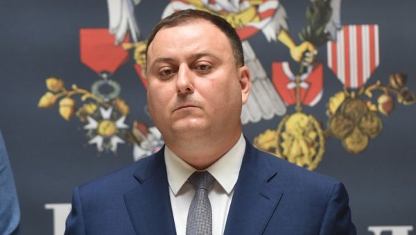 СЛУША И ГРАДИ: Мирослав Чучковић са сином саставља коцкице СЛУША И ГРАДИ: Мирослав Чучковић са сином саставља коцкице