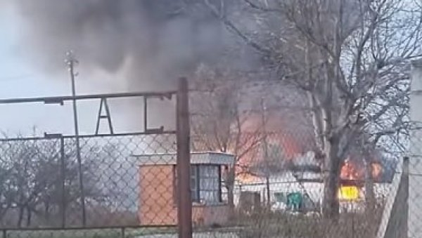 БУКТИ ПОЖАР У КИСАЧУ: Напуштени објекат пламен гута великом брзином БУКТИ ПОЖАР У КИСАЧУ: Напуштени објекат пламен гута великом брзином