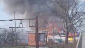 BUKTI POŽAR U KISAČU: Napušteni objekat plamen guta velikom brzinom