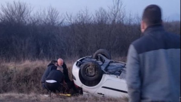 ОСЕТИО СЕ ДИМ, ПОЧЕЛИ СУ ДА ПАНИЧЕ: Драма код Прокупља, потпуковник Војске Србије из преврнутог возила спасао двоје људи ОСЕТИО СЕ ДИМ, ПОЧЕЛИ СУ ДА ПАНИЧЕ: Драма код Прокупља, потпуковник Војске Србије из преврнутог возила спасао двоје људи