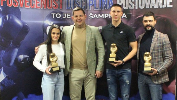 БОКСЕРСКИ САВЕЗ ОДАБРАО НАЈБОЉЕ: Ћирковићева и Симић Златни боксерка и боксер - Боровчанин: Поносни смо БОКСЕРСКИ САВЕЗ ОДАБРАО НАЈБОЉЕ: Ћирковићева и Симић Златни боксерка и боксер - Боровчанин: Поносни смо