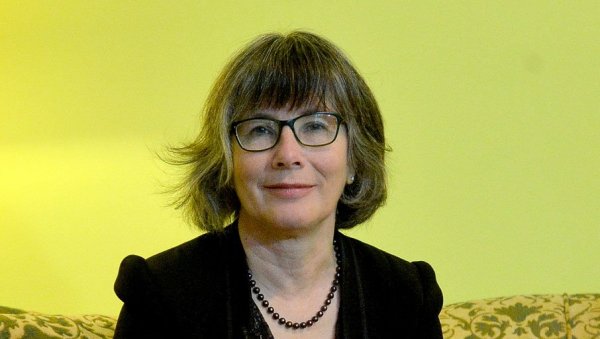 ОБАВЕЗАН ДВОГЛЕД: Шан Меклауд шаље савете новом амбасадору Велике Британије - колеги Едварду Фергусону (ФОТО) ОБАВЕЗАН ДВОГЛЕД: Шан Меклауд шаље савете новом амбасадору Велике Британије - колеги Едварду Фергусону (ФОТО)