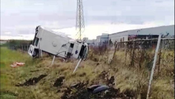 У БОЛНИЦИ ПАЦИЈЕНТ И ПРАТИЛАЦ ИЗ ВОЗИЛА ХИТНЕ : Епилог саобраћајне несреће код Параћина, у судара комбија и санитета повеђено петоро (ФОТО) У БОЛНИЦИ ПАЦИЈЕНТ И ПРАТИЛАЦ ИЗ ВОЗИЛА ХИТНЕ : Епилог саобраћајне несреће код Параћина, у судара комбија и санитета повеђено петоро (ФОТО)