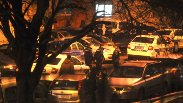 ПОЛИЦАЈАЦ УБИО НАОРУЖАНОГ РАЗБОЈНИКА: Осумњичени за разбојништво насрнуо на полицију пиштољем, блокиран део Карабурме (ФОТО) ПОЛИЦАЈАЦ УБИО НАОРУЖАНОГ РАЗБОЈНИКА: Осумњичени за разбојништво насрнуо на полицију пиштољем, блокиран део Карабурме (ФОТО)