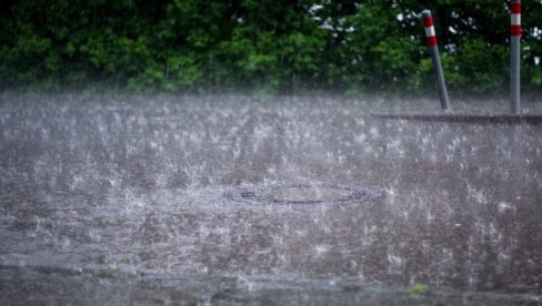 GRADSKE ULICE POD VODOM: Snažno nevreme praćeno gradom zahvatilo delove Prijepolja (VIDEO)