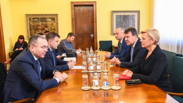 САЧУВАТИ И РАЗВИЈАТИ ВОЈВОЂАНСКУ „ЗЕЛЕНУ ОАЗУ“: Мемић и Мировић разговарали о унапређењу туристичке понуде Фрушке горе САЧУВАТИ И РАЗВИЈАТИ ВОЈВОЂАНСКУ „ЗЕЛЕНУ ОАЗУ“: Мемић и Мировић разговарали о унапређењу туристичке понуде Фрушке горе