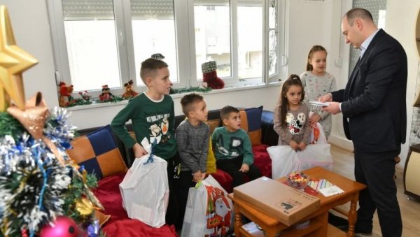 ГРАДОНАЧЕЛНИК НОВОГ САДА У ПОСЕТИ СЕДМОЧЛАНОЈ ПОРОДИЦИ У ФУТОГУ Ђурић: Моја обавеза, као градоначелника, јесте да бринем о свим грађанима ГРАДОНАЧЕЛНИК НОВОГ САДА У ПОСЕТИ СЕДМОЧЛАНОЈ ПОРОДИЦИ У ФУТОГУ Ђурић: Моја обавеза, као градоначелника, јесте да бринем о свим грађанима