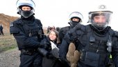 НЕМАЧКА ПОЛИЦИЈА УХАПСИЛА ГРЕТУ ТУНБЕРГ: Још није јасно шта ће се догодити са активисткињом НЕМАЧКА ПОЛИЦИЈА УХАПСИЛА ГРЕТУ ТУНБЕРГ: Још није јасно шта ће се догодити са активисткињом