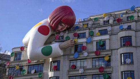 TUFNE NA VITONU: Instalacija japanske umetnice na poznatoj modnoj kući u Parizu (FOTO) TUFNE NA VITONU: Instalacija japanske umetnice na poznatoj modnoj kući u Parizu (FOTO)