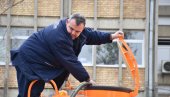 ZAGAĐENA VODA U SOČICI: Vršački komunalci rešavaju problem, cisterna u centru sela ZAGAĐENA VODA U SOČICI: Vršački komunalci rešavaju problem, cisterna u centru sela