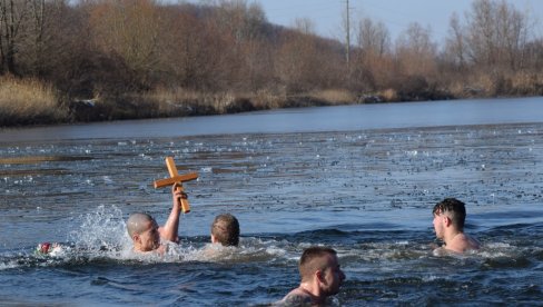 TRADICIONALNO: Plivanje za časni krst na Bagrdansko-vojštanskom jezeru TRADICIONALNO: Plivanje za časni krst na Bagrdansko-vojštanskom jezeru