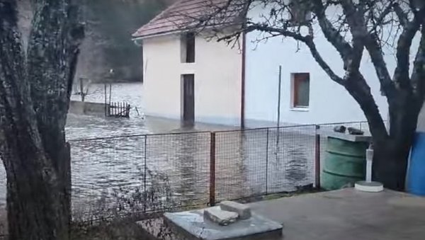 НЕВРЕМЕ НАПРАВИЛО ХАОС У ХЕРЦЕГОВИНИ: Ветар обарао стабла, вода ушла у неколико кућа НЕВРЕМЕ НАПРАВИЛО ХАОС У ХЕРЦЕГОВИНИ: Ветар обарао стабла, вода ушла у неколико кућа