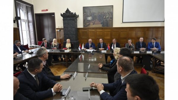 УЗ ПРАКСУ И НОВЧАНА НАДОКНАДА: Сарадња Министарства грађевине, саобраћаја и инфрсатруктуре са Универзитетом у Београду УЗ ПРАКСУ И НОВЧАНА НАДОКНАДА: Сарадња Министарства грађевине, саобраћаја и инфрсатруктуре са Универзитетом у Београду