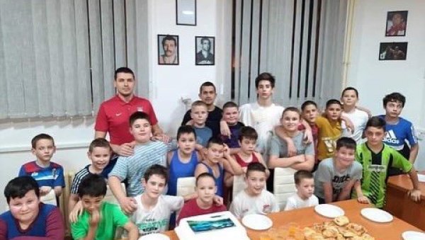 ЗАЈЕДНО ОСВАЈАЈУ МЕДАЉЕ И СЛАВЕ РОЂЕНДАНЕ: Млади рвачи шампионске екипе Пролетер из Зрењанина увек су једни уз друге (ФОТО) ЗАЈЕДНО ОСВАЈАЈУ МЕДАЉЕ И СЛАВЕ РОЂЕНДАНЕ: Млади рвачи шампионске екипе Пролетер из Зрењанина увек су једни уз друге (ФОТО)