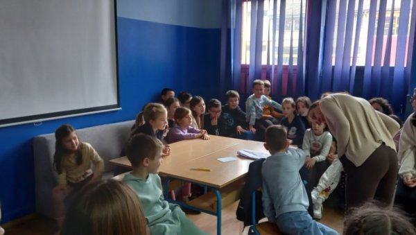 У ЛОЗНИЦИ ГОСТИ И ИЗ БЕОГРАДА: ОШ „Кадињача“ отворила широм врата, али и занимљиве задржаје и током распуста У ЛОЗНИЦИ ГОСТИ И ИЗ БЕОГРАДА: ОШ „Кадињача“ отворила широм врата, али и занимљиве задржаје и током распуста