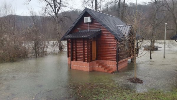 ВОДА УЛАЗИ У КУЋЕ: Дрина поплавила приобаље код Љубовије, због падавина вода не престаје да надолази (ФОТО) ВОДА УЛАЗИ У КУЋЕ: Дрина поплавила приобаље код Љубовије, због падавина вода не престаје да надолази (ФОТО)