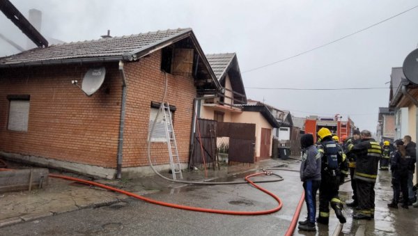 ПРВЕ ФОТОГРАФИЈЕ ВАТРЕНЕ СТИХИЈЕ У БЕОЧИНУ: Ватрогасци се боре са ватром (ФОТО) ПРВЕ ФОТОГРАФИЈЕ ВАТРЕНЕ СТИХИЈЕ У БЕОЧИНУ: Ватрогасци се боре са ватром (ФОТО)
