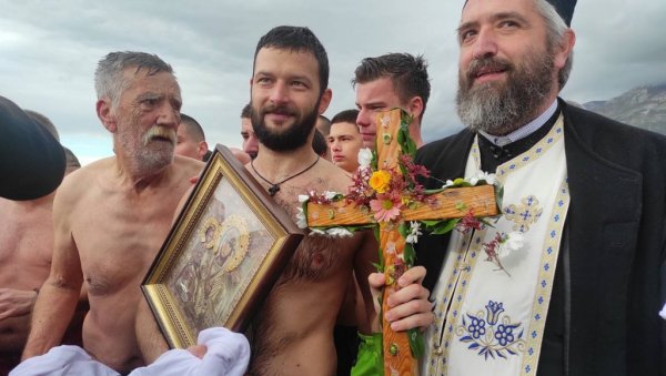 БОГОЈАВЉЕНСКО ПЛИВАЊЕ У БАРУ: Двадесетосмогодишњи Раде Калинић из Бара први је допливао до Часног крста БОГОЈАВЉЕНСКО ПЛИВАЊЕ У БАРУ: Двадесетосмогодишњи Раде Калинић из Бара први је допливао до Часног крста
