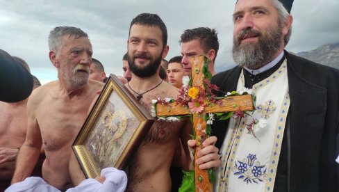 БОГОЈАВЉЕНСКО ПЛИВАЊЕ У БАРУ: Двадесетосмогодишњи Раде Калинић из Бара први је допливао до Часног крста БОГОЈАВЉЕНСКО ПЛИВАЊЕ У БАРУ: Двадесетосмогодишњи Раде Калинић из Бара први је допливао до Часног крста