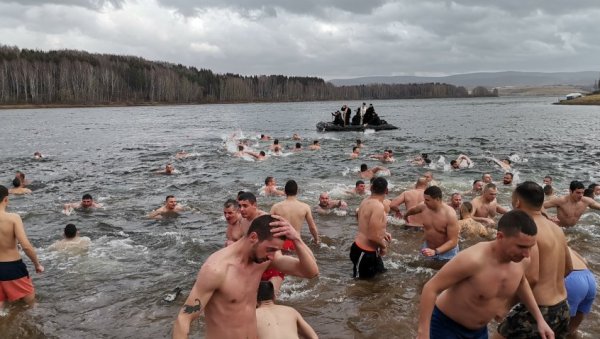 НА ВЛАСИНИ ПРЕКО СТО КУПАЧА: Пливало се у целом округу, а девојчица у Владичином Хану победница НА ВЛАСИНИ ПРЕКО СТО КУПАЧА: Пливало се у целом округу, а девојчица у Владичином Хану победница