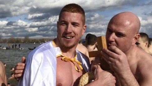 PRVI DOPLIVALI DUŠAN I ZORICA: Plivanje za časni krst u Zemunu (FOTO) PRVI DOPLIVALI DUŠAN I ZORICA: Plivanje za časni krst u Zemunu (FOTO)