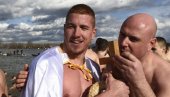PRVI DOPLIVALI DUŠAN I ZORICA: Plivanje za časni krst u Zemunu (FOTO) PRVI DOPLIVALI DUŠAN I ZORICA: Plivanje za časni krst u Zemunu (FOTO)